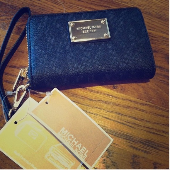 Authentic Michael Kors Wristlet - Picture 3 of 4