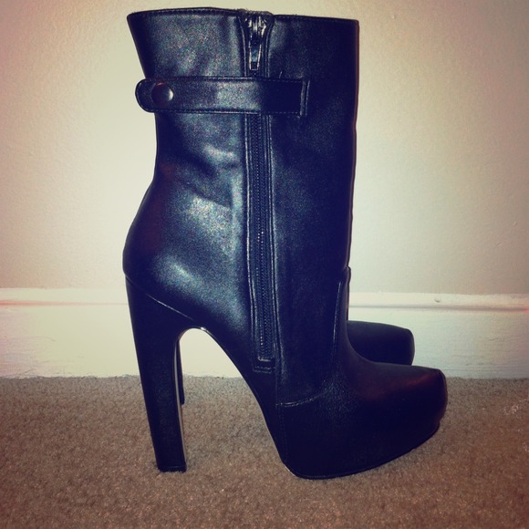 ⛔️Sold⛔️Black Vegan Leather Ankle Boots