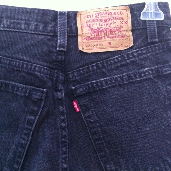⛔Sold⛔Distressed Studded Black Levi's Shorts - Picture 4 of 4
