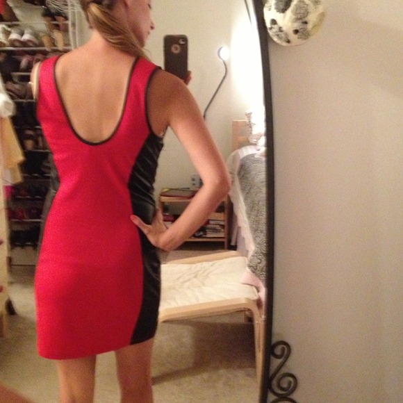 ❗️❗️SOLD❗️❗️Sexy red dress with leatherette sides - Picture 2 of 4