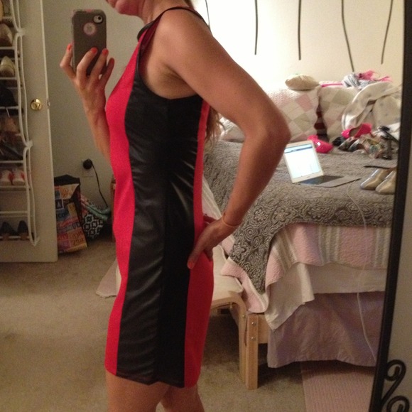 ❗️❗️SOLD❗️❗️Sexy red dress with leatherette sides - Picture 3 of 4