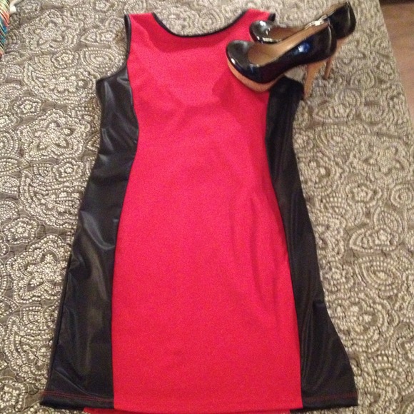 ❗️❗️SOLD❗️❗️Sexy red dress with leatherette sides - Picture 4 of 4