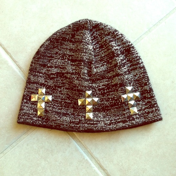 BUNDLED⚠Cross studded Beanie main image 4