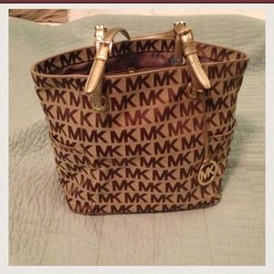 Authentic Michael Kors purse. Great condition!