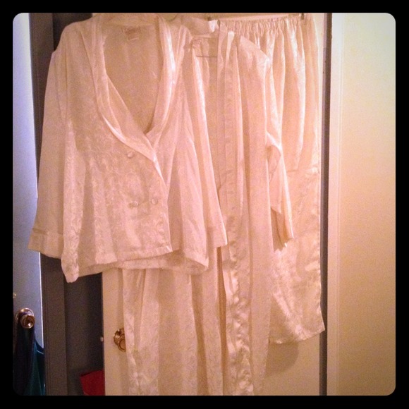 NWOT 3 Piece White Pajamas / Loungewear. - Picture 1 of 4