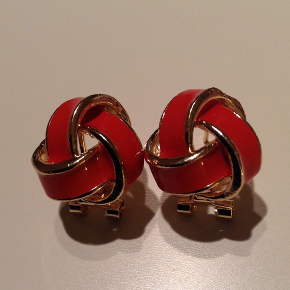 Gold plated, twist super cute stud earrings.