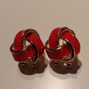 Gold plated, twist super cute stud earrings.