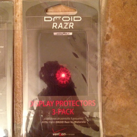 Droid Razr Display Protectors 3-pack - Picture 2 of 3