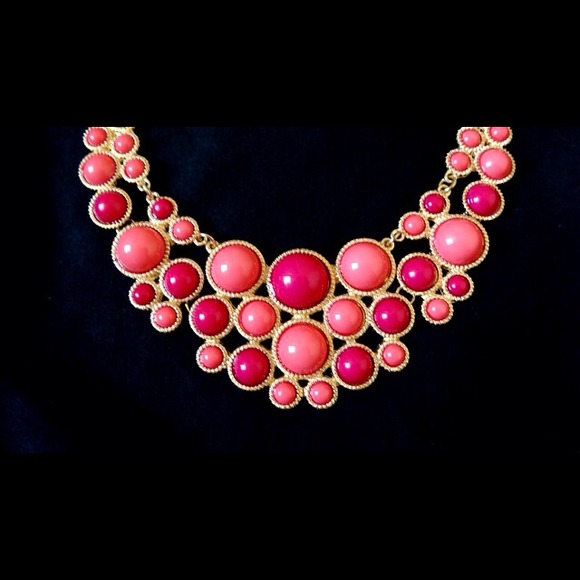 Jewelry - ❤❤❤Sold in Bundle❤❤❤Coral color statement necklace