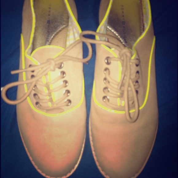 Tommy Hilfiger shoes worn once sz 6 - Picture 1 of 1
