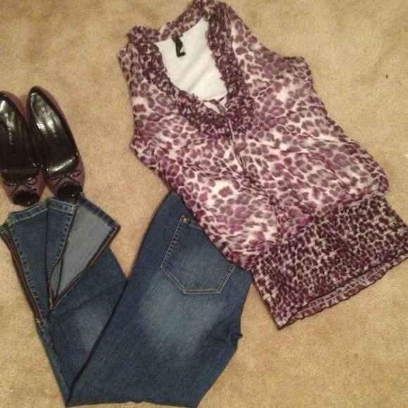 ❌SOLD IN BUNDLE❌Purple Animal Print Ruffle Top