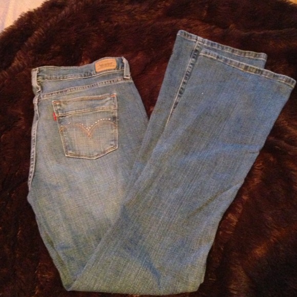 Levi's --classic w/ embellished pockets