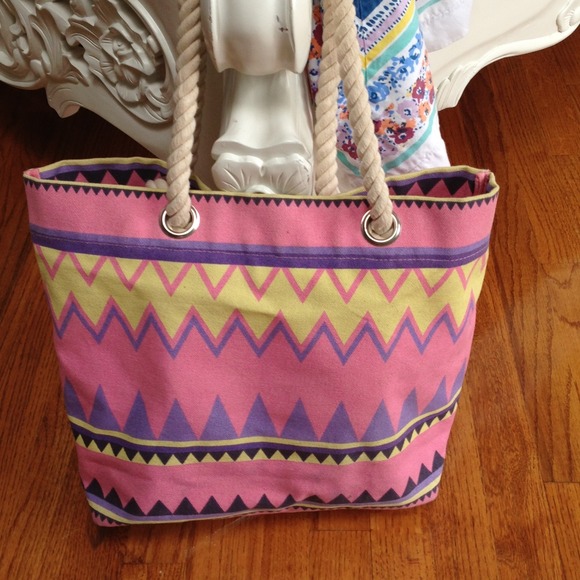 Fun Tote - Picture 1 of 2