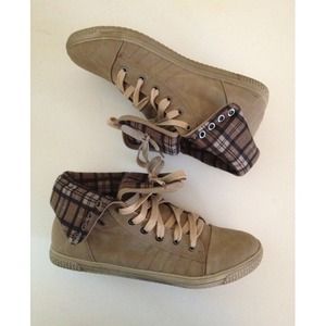 Beige plaid interior foldable hightops