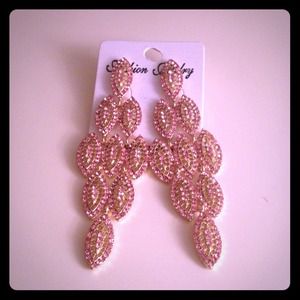 Beautiful fashion dangling earrings. Beautiful fashion dangling earrings.