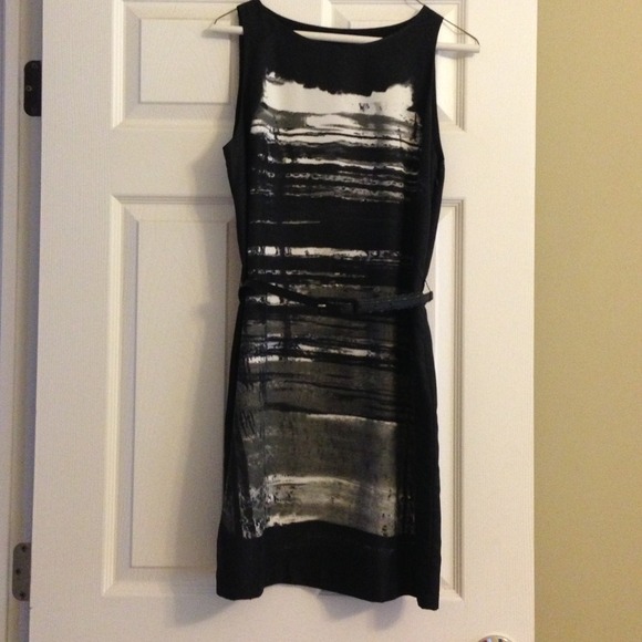 💜Price Reduced💜Limited B & W belted dress