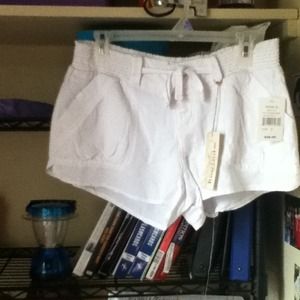 Cute white shorts, never worn