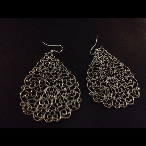 Silver earrings. - Picture 1 of 1