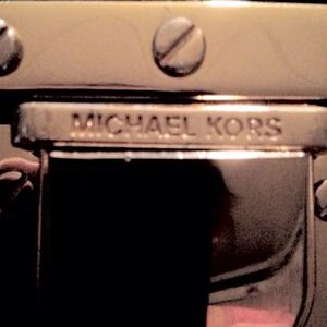 LAST CHANCE! MICHAEL KORS CHARLTON BI-FOLD WALLET