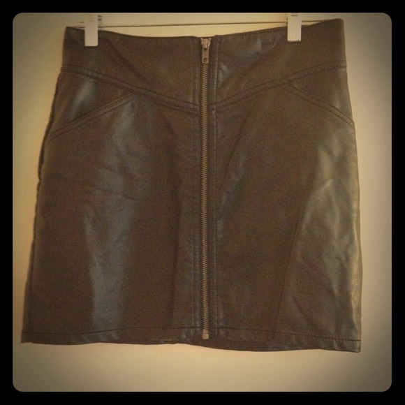 Black imitation leather Zip down skirt w/pockets
