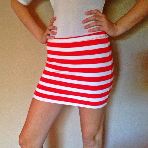 A stripped skirt - Picture 2 of 4