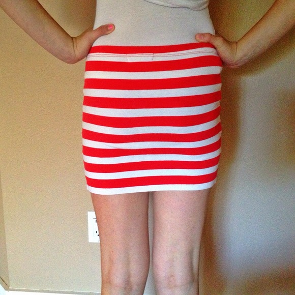 A stripped skirt - Picture 3 of 4