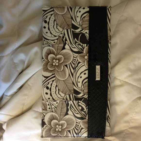 A magnetic Miche purse cover