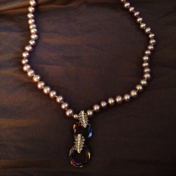 Faux pearl necklace with cool design