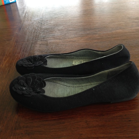 Black flower flats! - Picture 2 of 2