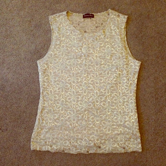 Cream flower top. - Picture 1 of 2
