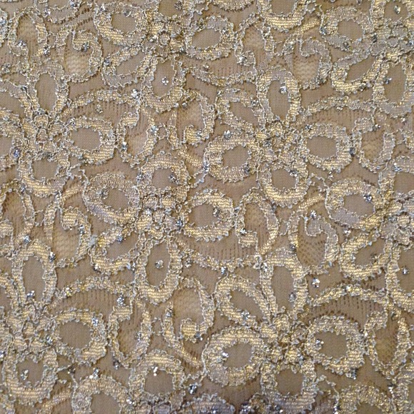 Cream flower top. - Picture 2 of 2