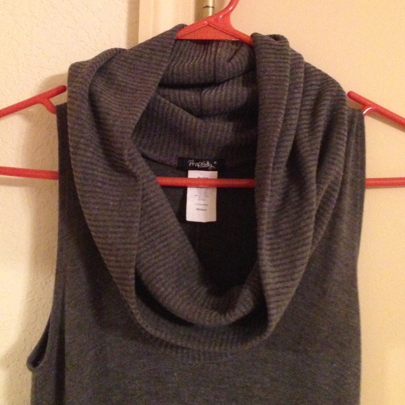 Grey sleeveless tunic - Picture 2 of 3