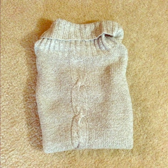 🎊🎉Traded🎊🎉Chunky cute sweater in Creme beige