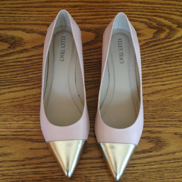 Ellen Tracy Shoes - 💗Ellen Tracy Pink Gold Tip Wedge💗