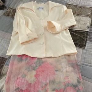 💥Sold in bundle💥Long flowered skirt w/blazer