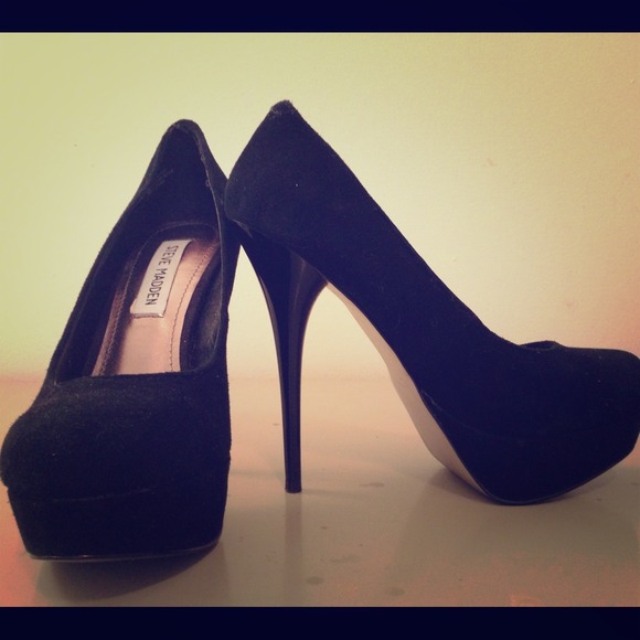 Steve Madden black suede pumps