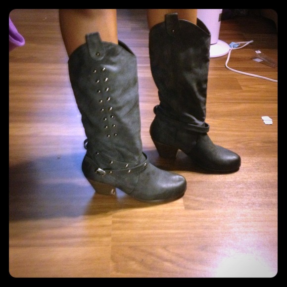 🚫sold🚫Grey cowboy boots small heel studs
