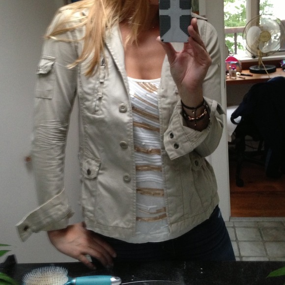 **** SOLD IN BUNDLE **** American Eagle jacket