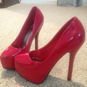 🎉🎉HOST PICK🎉🎉 Red patent platform pumps👠