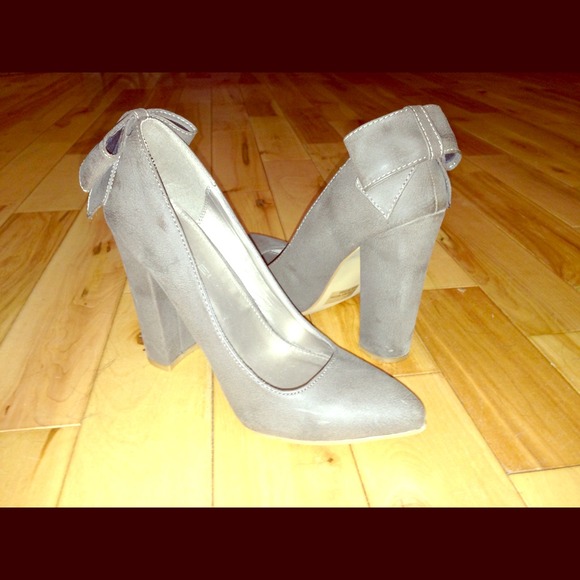 C Ladell Size 8 Adorable Gray Suede Heels