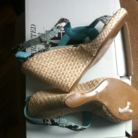 Via spiga wedges size 7.5 but fits like 7 - Picture 2 of 3
