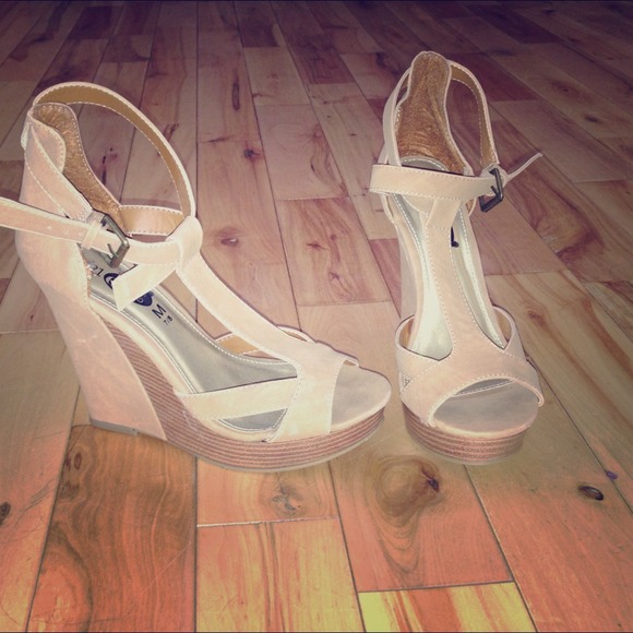 NWOT Rue 21 Tan Suede Wedge Heels/Sandals~size 7-8