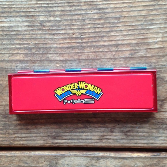 MAC Wonder Woman eye shadow