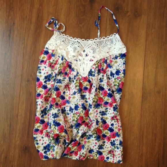 Floral shirt with lace in front