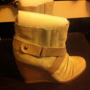 Seychelles taupe/sand booties.