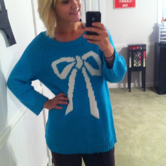 Oversized teal sweater with bow
