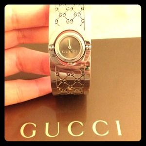 Gucci Women's YA 112501 Twirl small bangle Watch