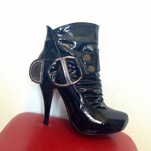 Short booties, black patent.