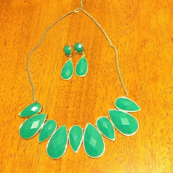 Beautiful green gemstone water drop set.