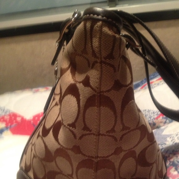 !!SOLD!!! authentic coach tote w/ wristlet - Picture 3 of 4